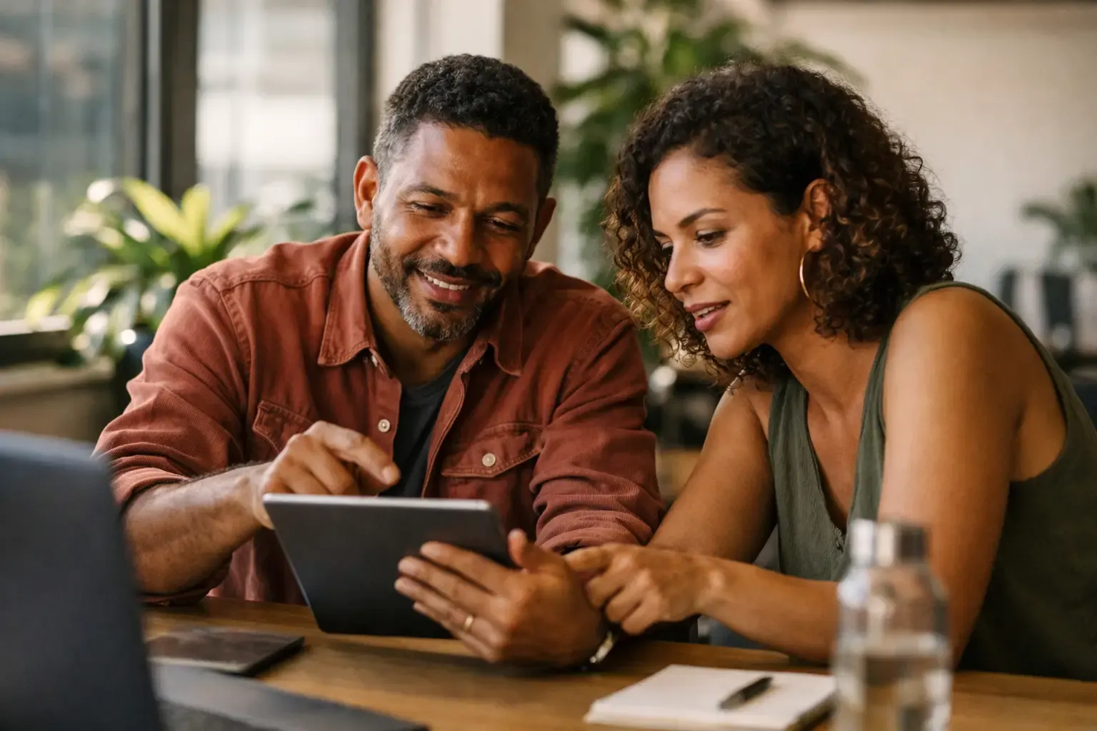 Dois colegas analisando informações juntos em um tablet